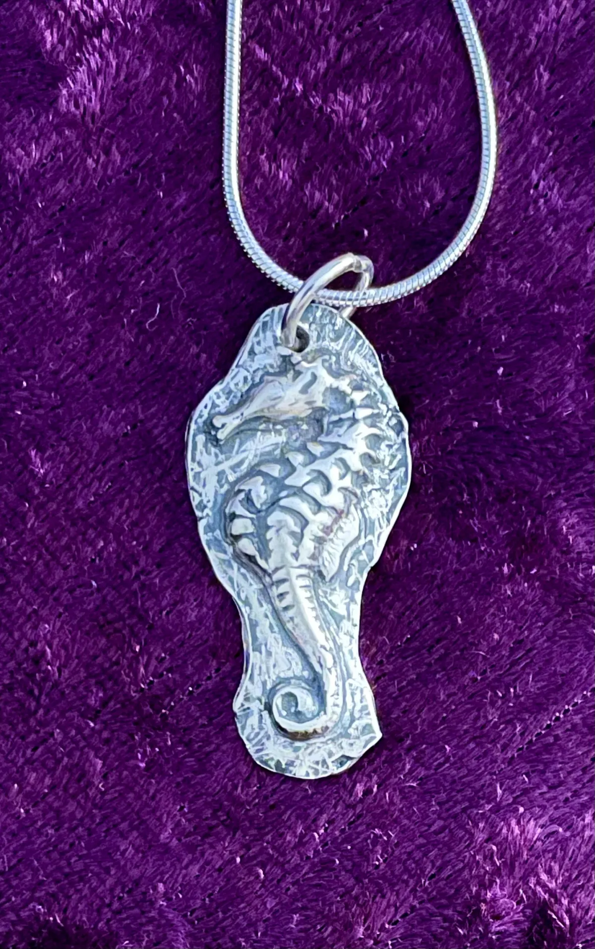 Silver seahorse pendant