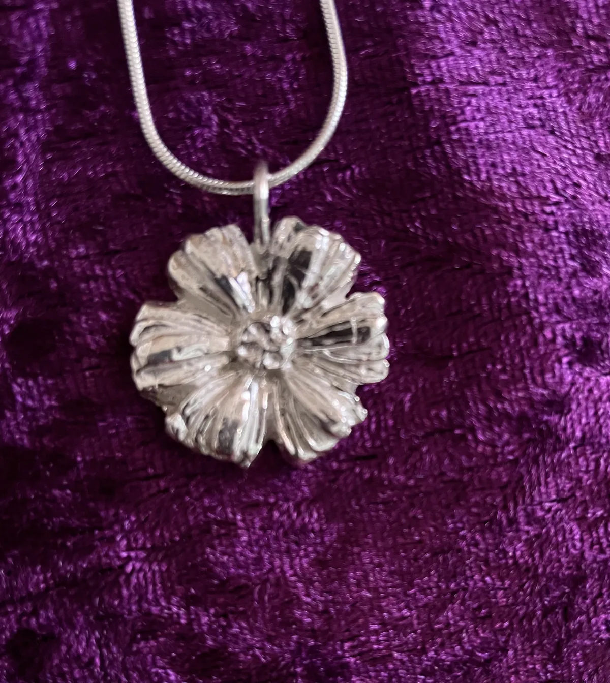 Solid silver daisy pendant